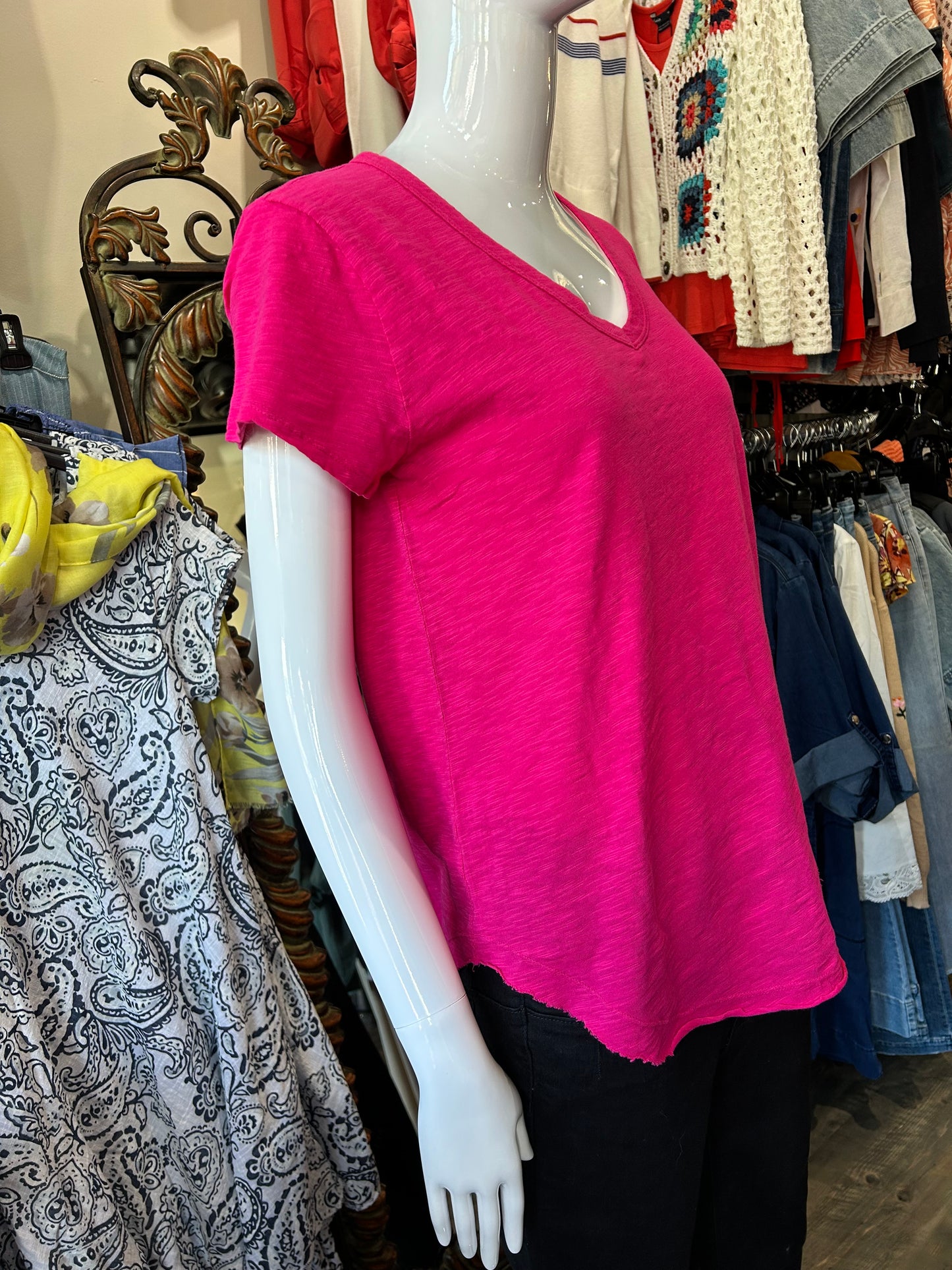 Mododoc - V-Neck Short Sleeve T-Shirt with Curve Hem