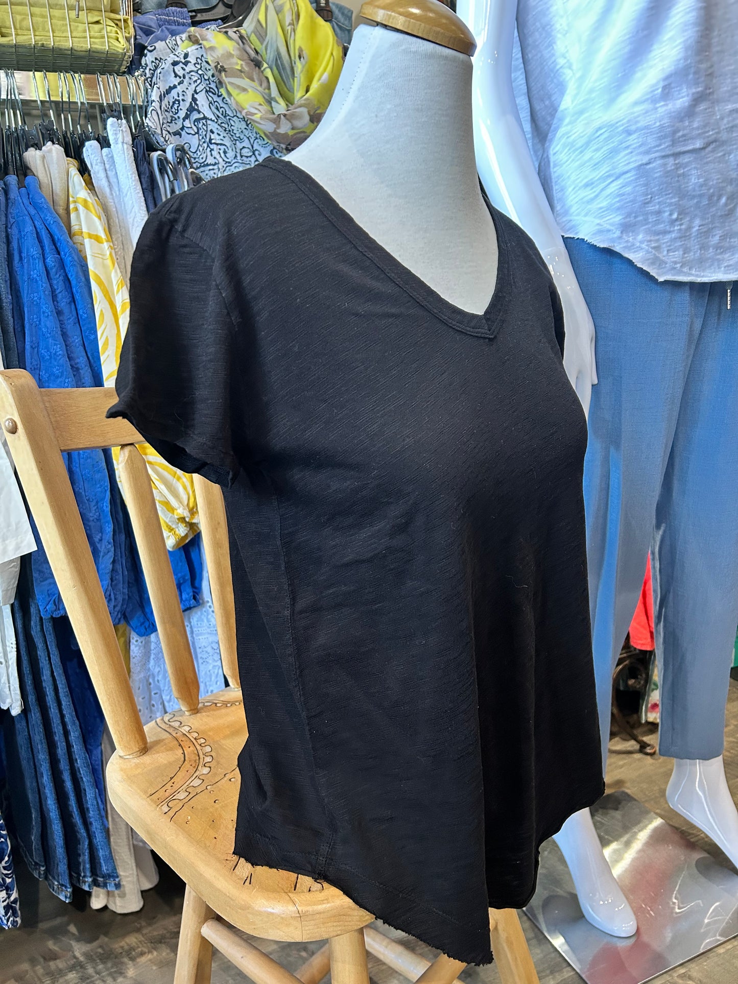Mododoc - V-Neck Short Sleeve T-Shirt with Curve Hem