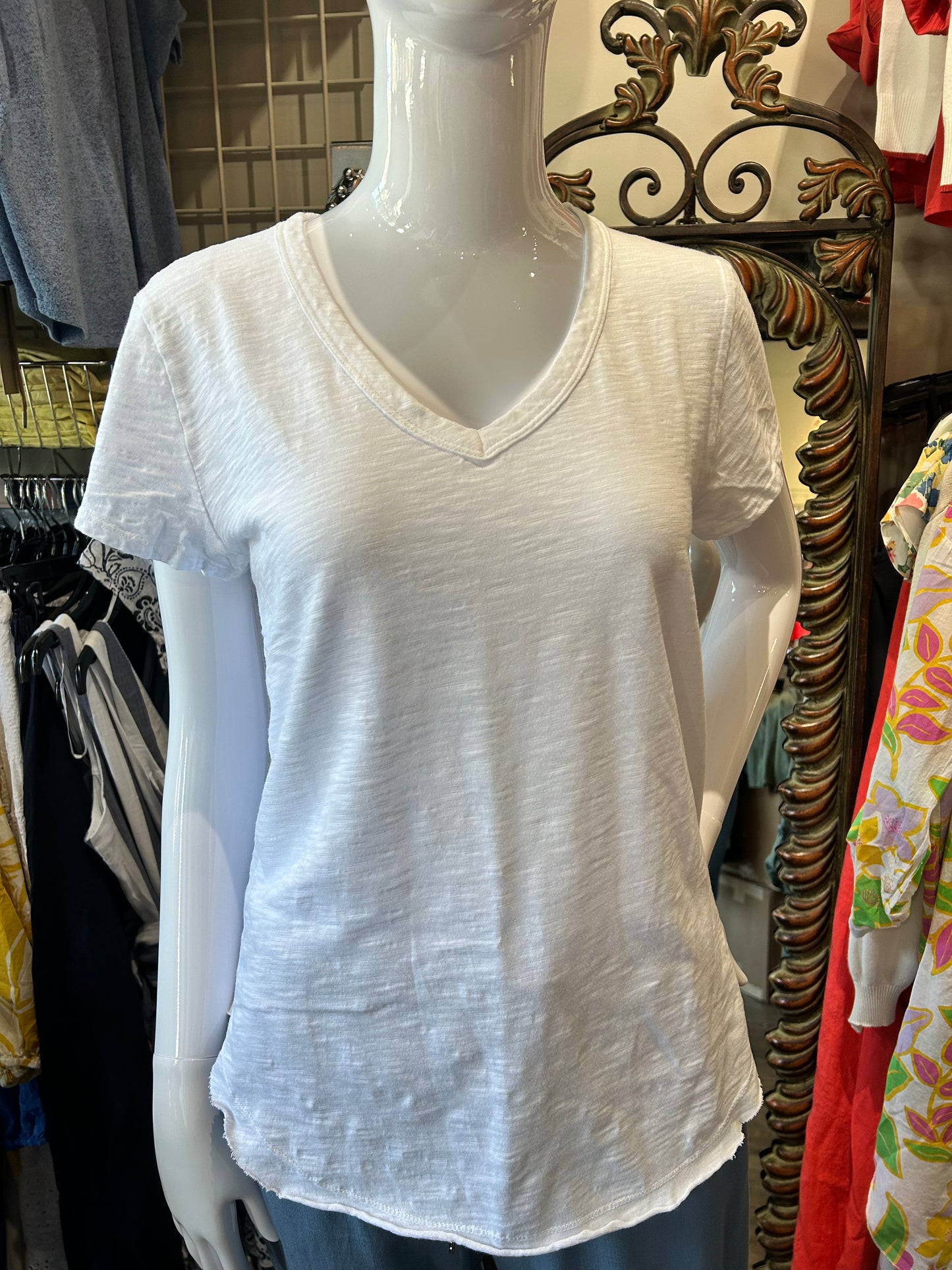 Mododoc - V-Neck Short Sleeve T-Shirt with Curve Hem