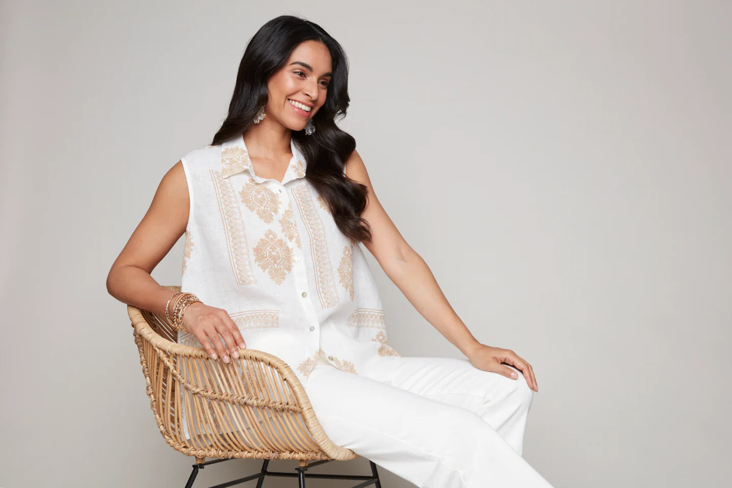 Carré Noir – Sleeveless Linen Button-Up Shirt