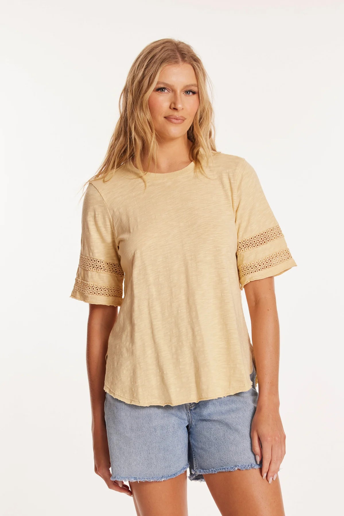 Mododoc – Tee with Lace Sleeve Trim