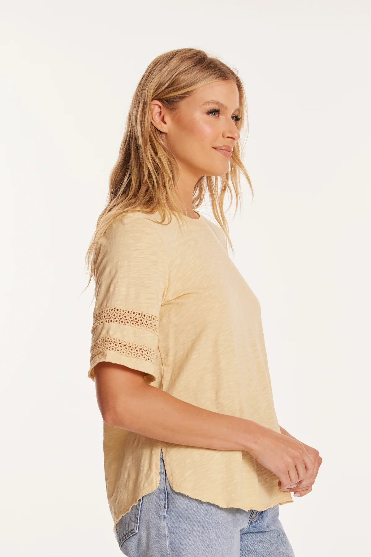 Mododoc – Tee with Lace Sleeve Trim
