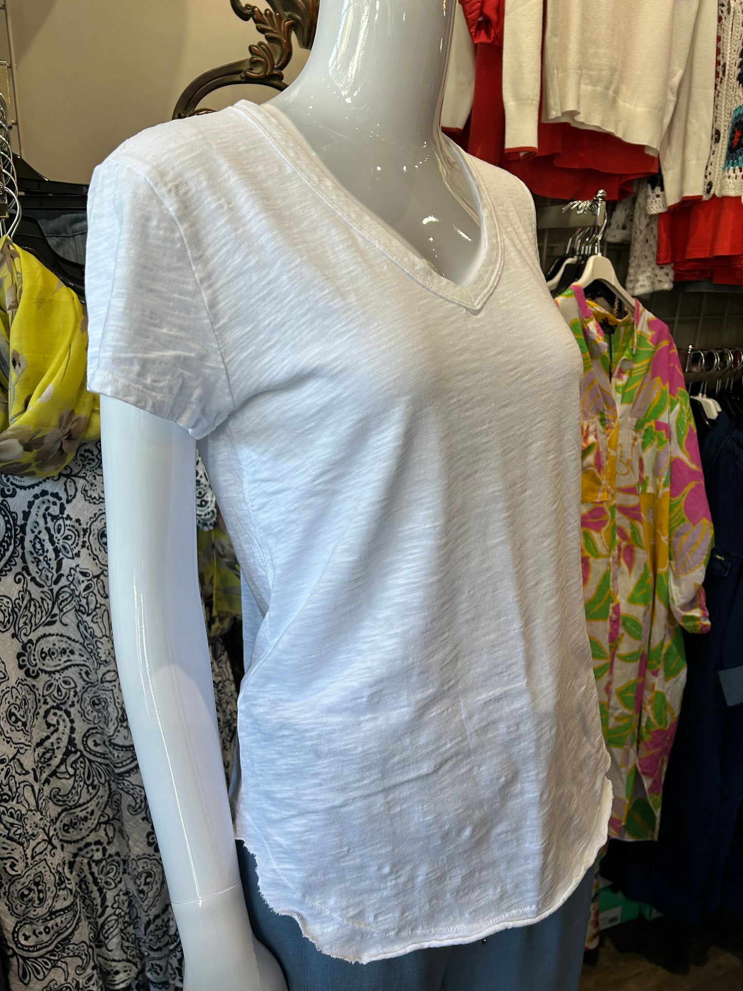 Mododoc - V-Neck Short Sleeve T-Shirt with Curve Hem