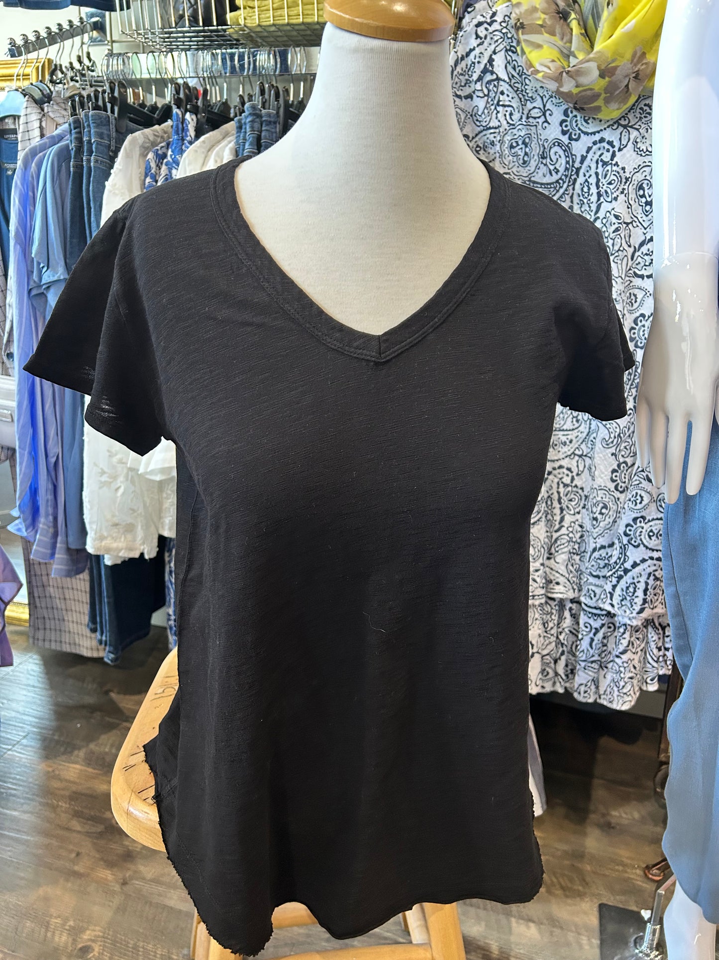 Mododoc - V-Neck Short Sleeve T-Shirt with Curve Hem