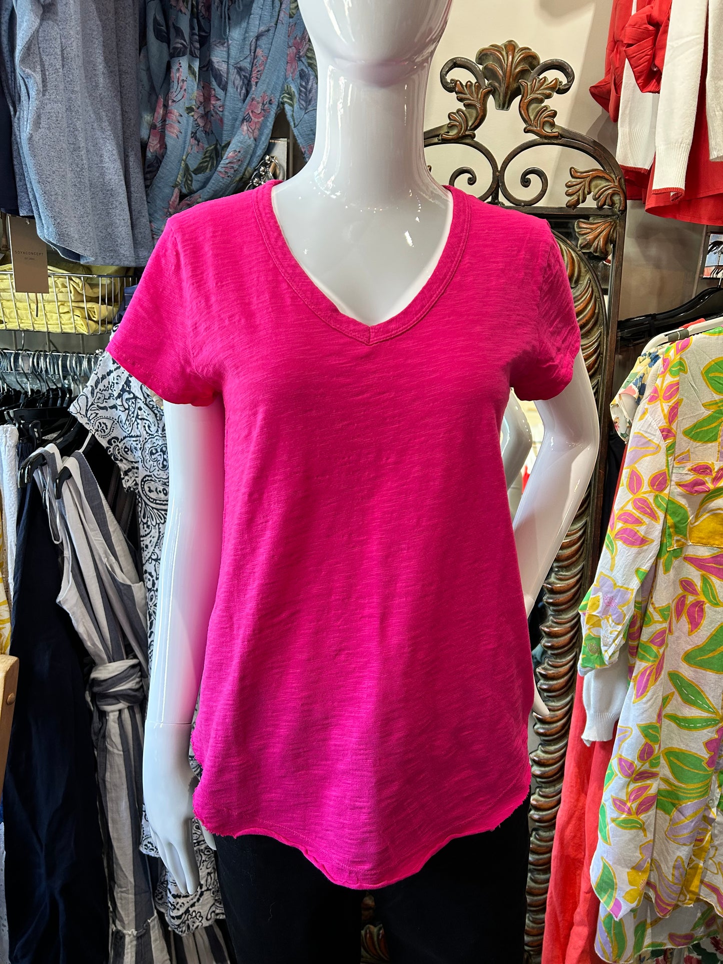 Mododoc - V-Neck Short Sleeve T-Shirt with Curve Hem