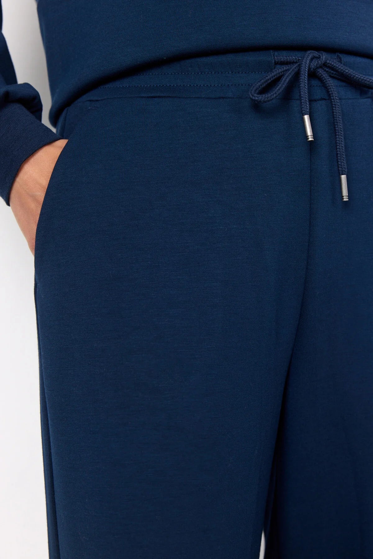 Detailed close-up of the waistband and drawstring of the Soya Concept Banu 33 Casual Pant in Navy.