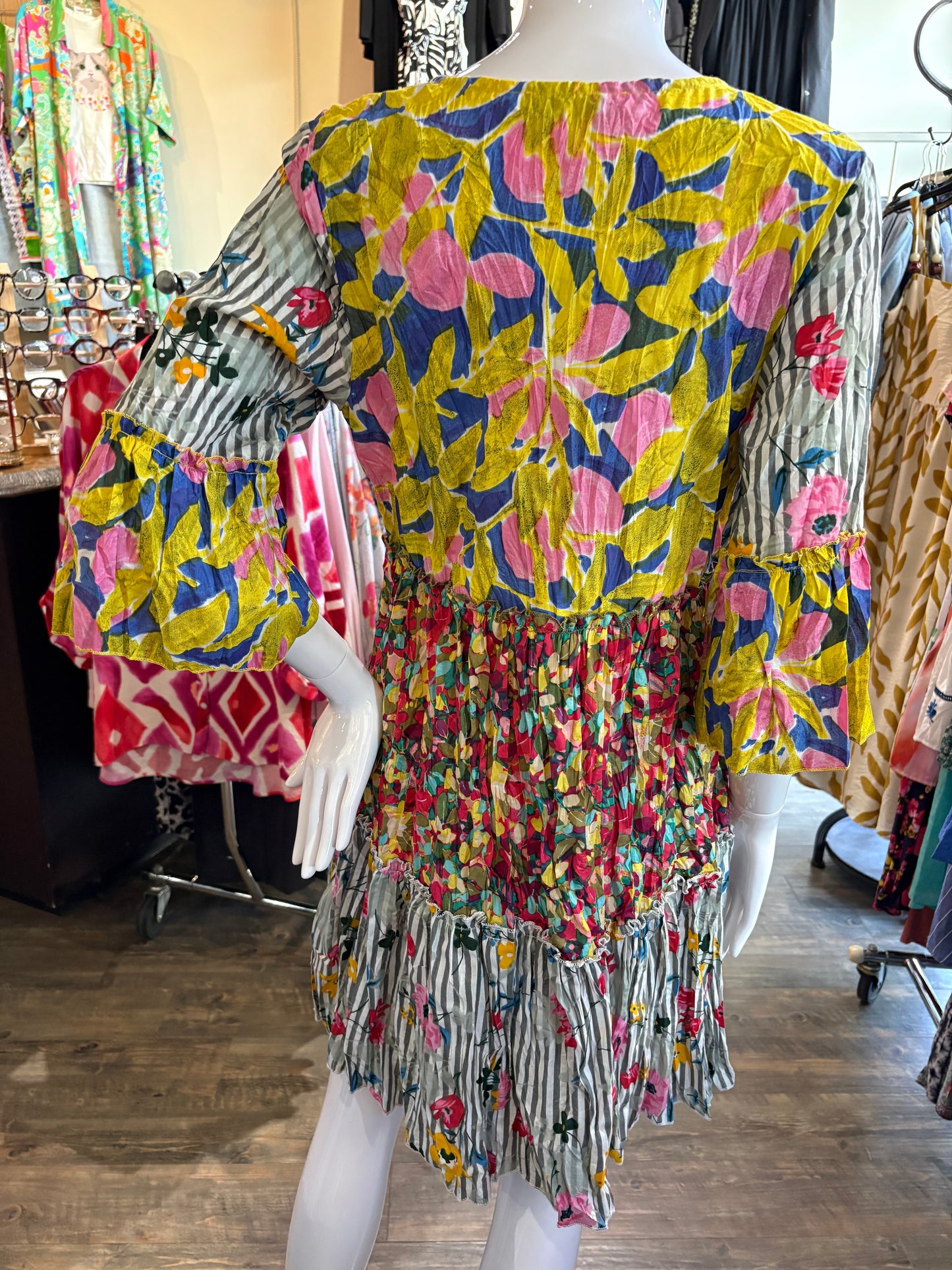 Dress Addict – 1/2 Sleeve V-Neck Knee-Length Dress