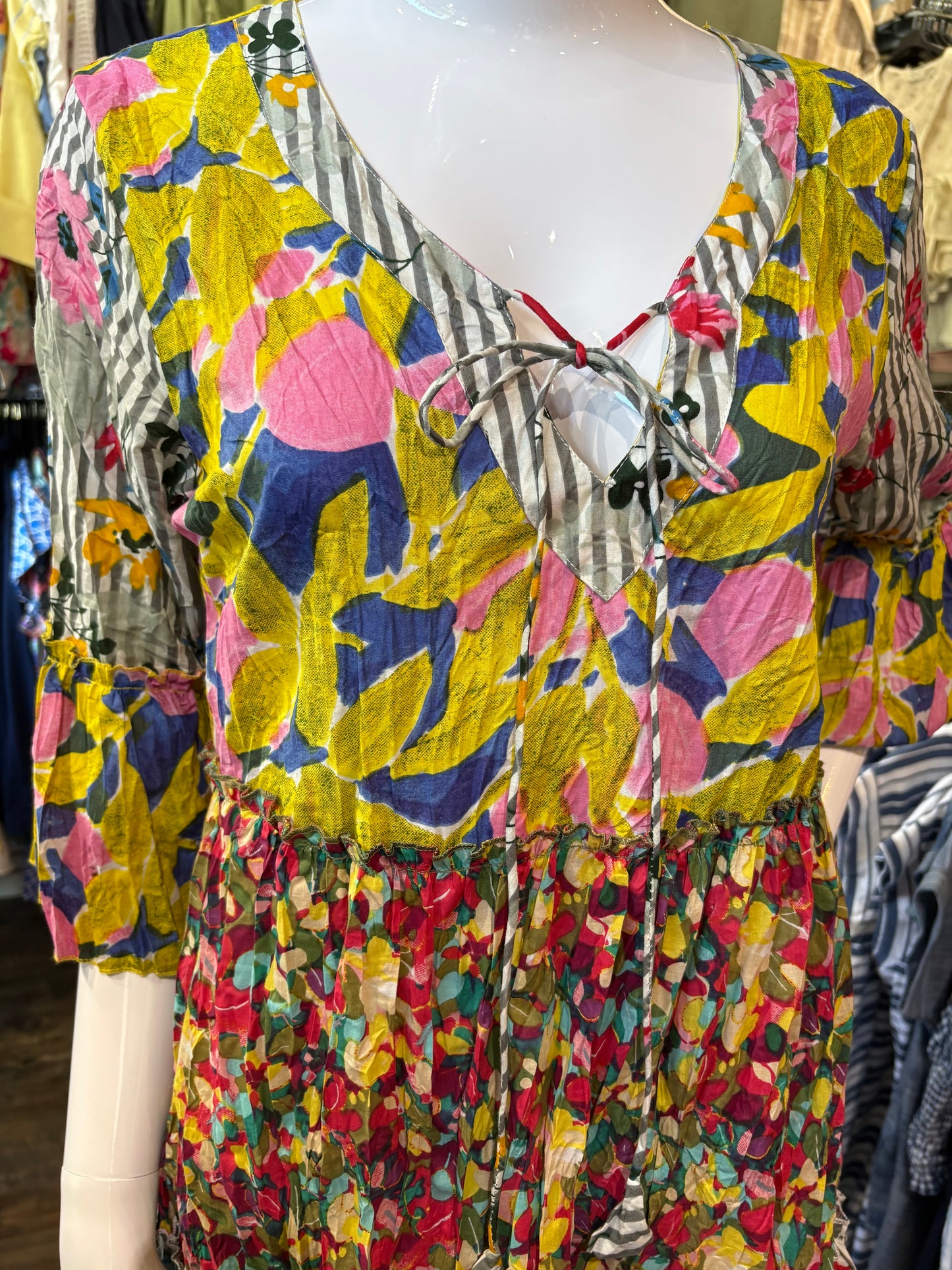 Dress Addict – 1/2 Sleeve V-Neck Knee-Length Dress