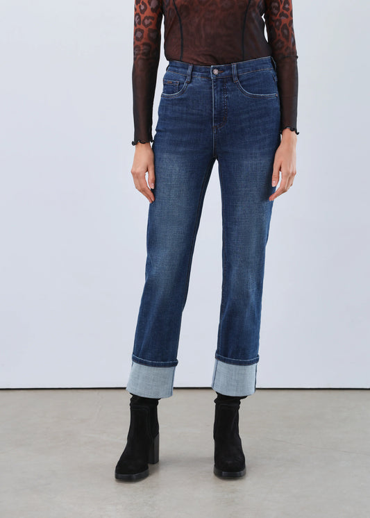 Model wearing FDJ Suzanne Straight Ankle Jeans in dark blue, boutique denim from Gayle’s Fashions Canada.