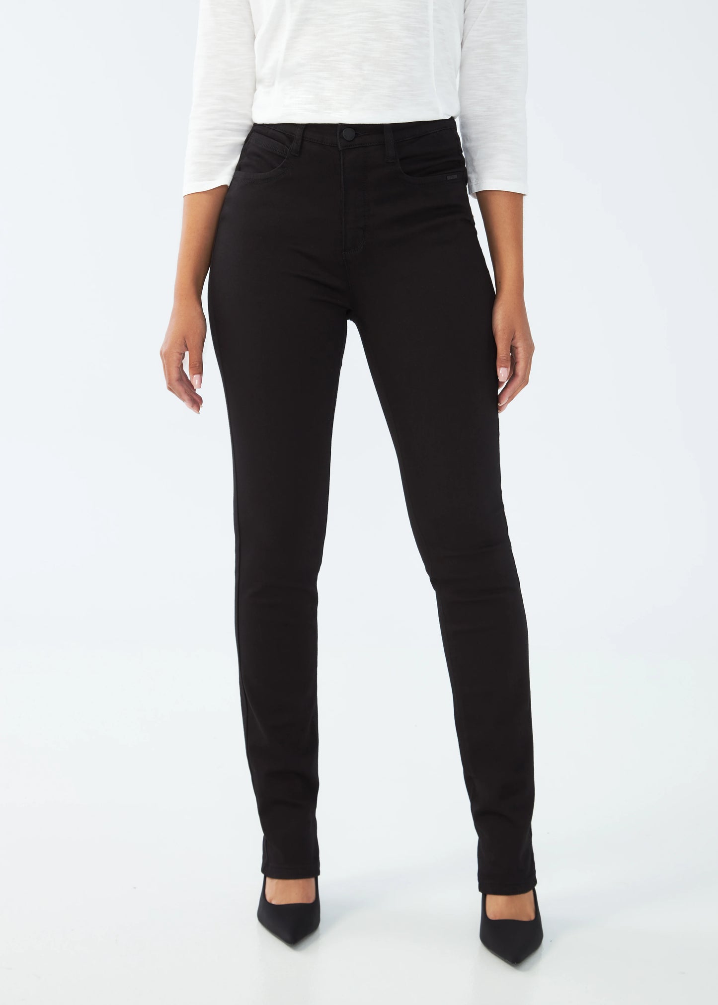 Front view of FDJ Petite Suzanne Straight Leg Jeans in black, petite women’s denim Canada.