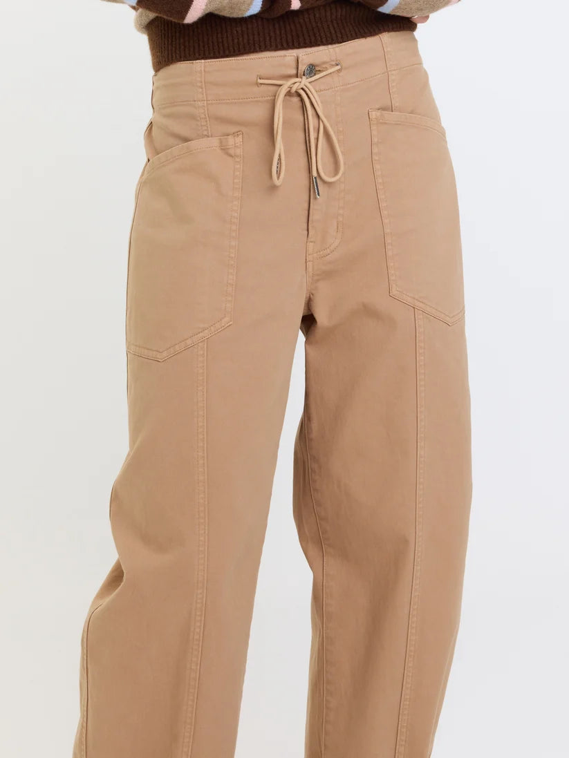 Daze - Villa Drawstring Barrel Leg Pant in Latte