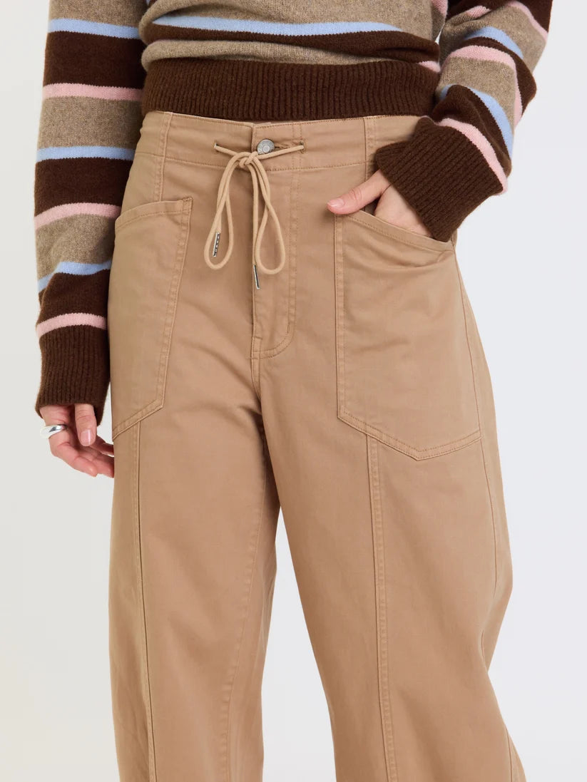 Daze - Villa Drawstring Barrel Leg Pant in Latte