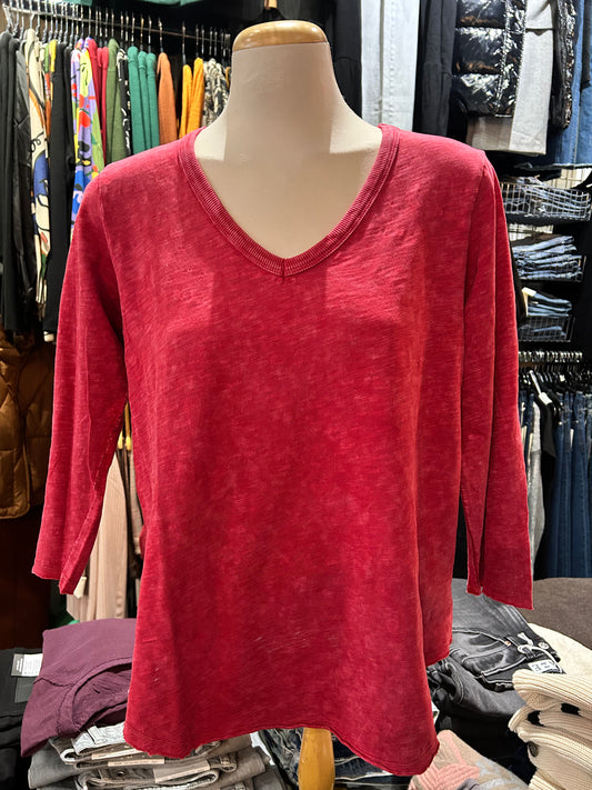 Mododoc - V-Neck Tee with Curved Hem in Ruby Red