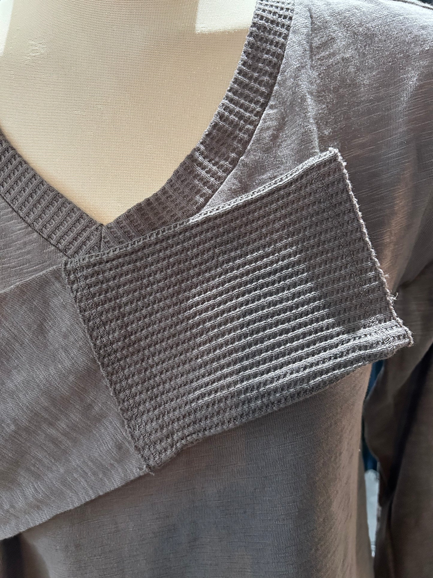 Mododoc - Waffle Mix V-Neck Top in Dark Pewter