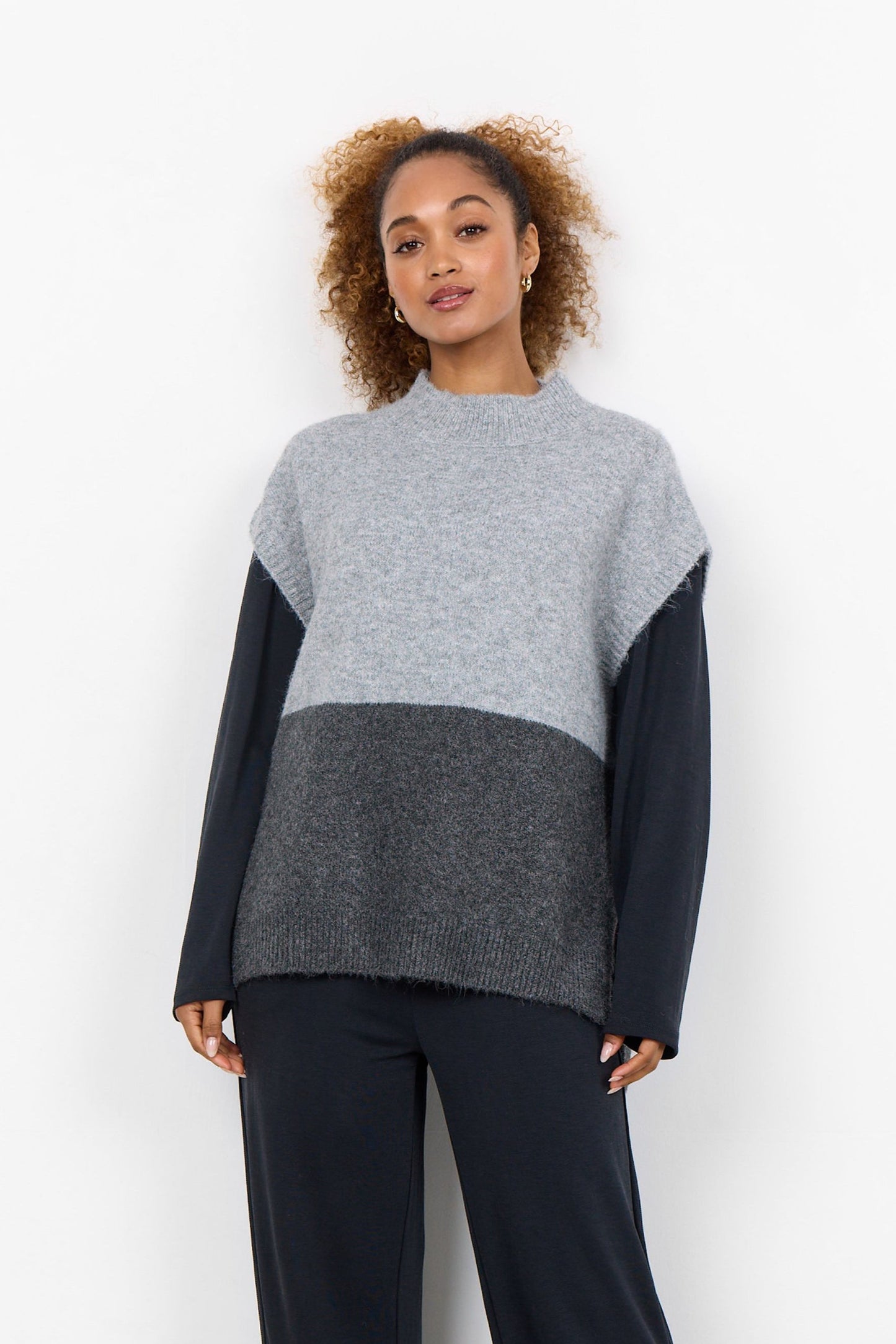 Soya Concept's Freise 1 Oversized Sweater. Short Sleeved oversized sweater vest in two-toned grey. The top half is a light grey and the bottom half is a deep charcoal grey. Cozy and warm for the fall and winter months. A great layering piece! 97% Polyester
3% Elastane